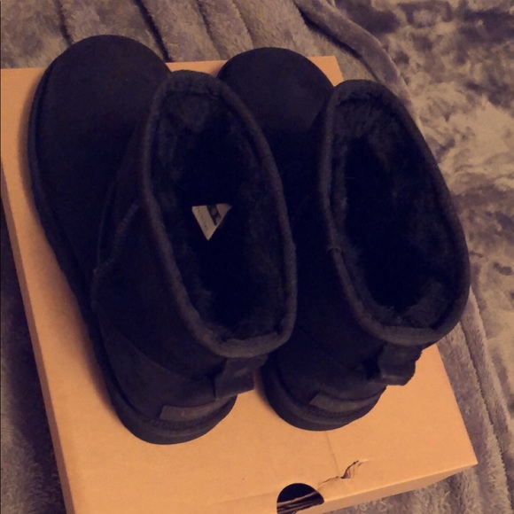 Black mini UGG boots - Picture 3 of 5